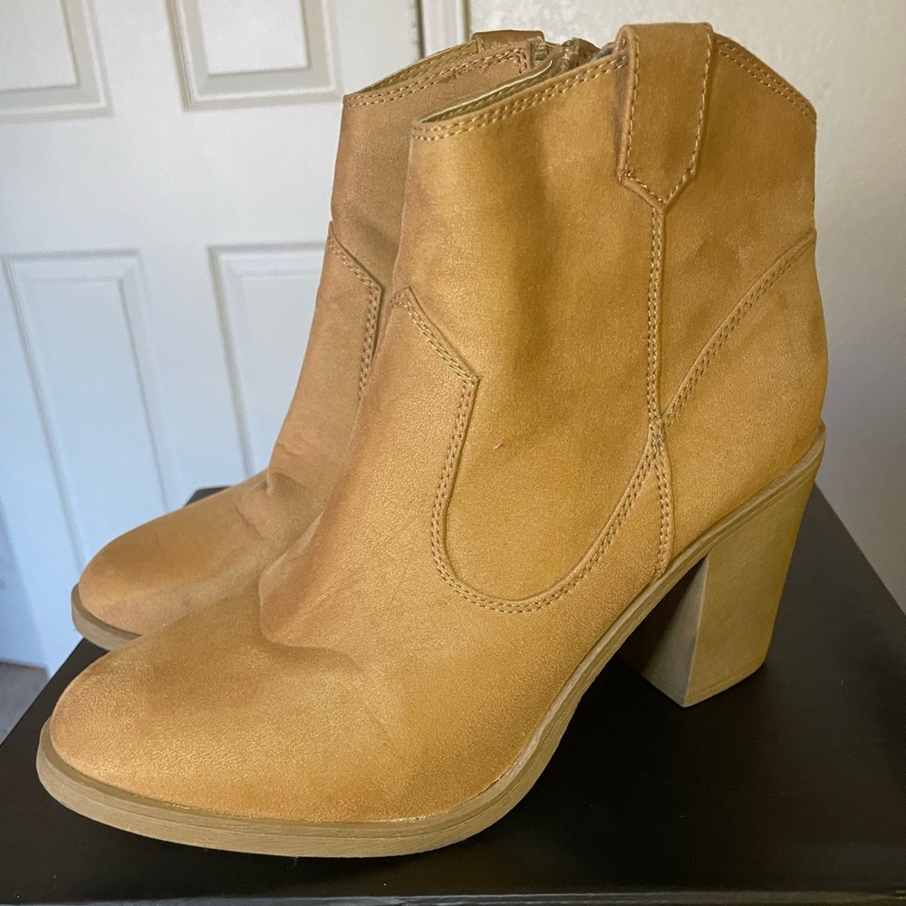 Divided by H&M western style ankle boot Size 9
